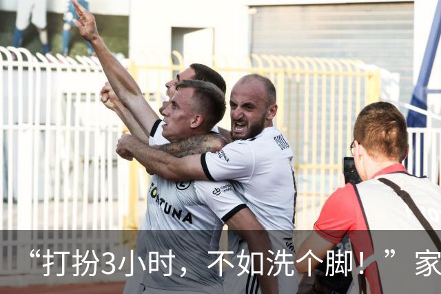 “打扮3小时，不如洗个脚！”家长盛装出席接孩子，大爷眼神说明一切